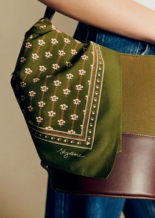 Foulard Gaston - Petites Fleurs Fond Kaki — image 3
