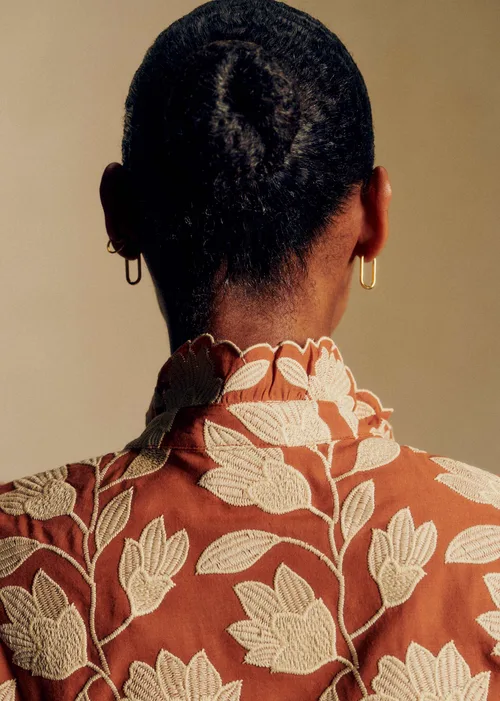 Chemise Ambre - Broderie contrastée ecru fond caramel — image 3