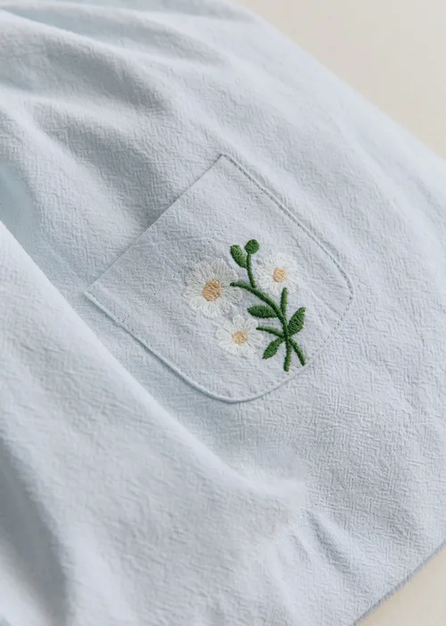 Robe Mimi - Broderie Contrastée Marguerite Fond Bleu Ciel — image 3