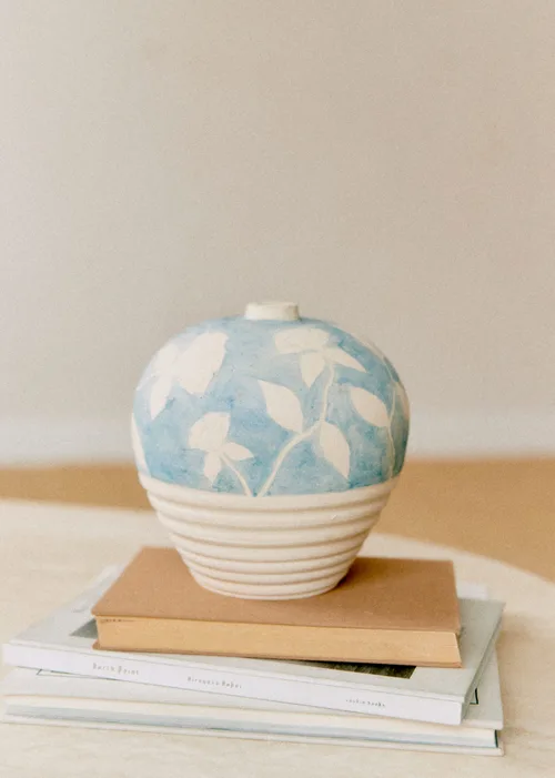 Poterie décorée petit modèle - Maia Bunge - Jardin secret bleu — image 7