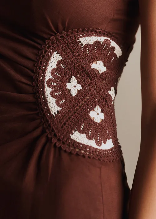 Robe Lua - Crochet crème Fond Chocolat — image 4
