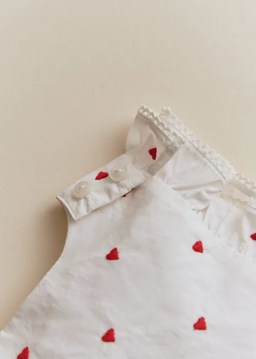 Bavoir Leia - Motif blanc / Broderies Rouges — image 3