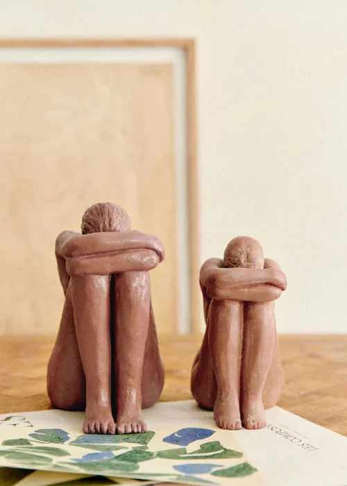 Sculpture Guénolée Courcoux - Femme assise grand modèle - Terracotta — image 2