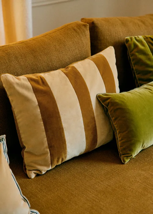 Coussin Rayures Velours - Grand modèle - Beige et Caramel — image 2
