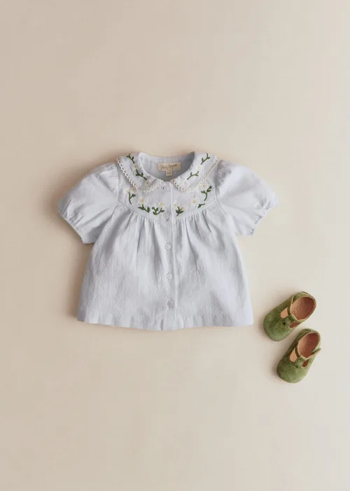 Chemise Bertille - Broderie Contrastée Marguerite Fond Bleu Ciel