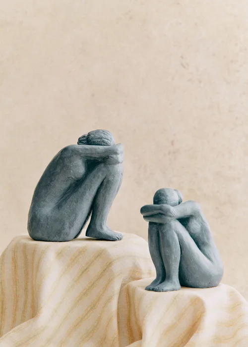 Sculpture Guénolée Courcoux - Femme assise grand modèle - Bleu Gris — image 1