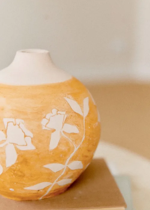 Poterie décorée petit modèle - Maia Bunge - Jardin secret ocre — image 4