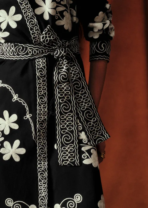 Robe Vera - Sézane x Baziszt - Broderie Folk Crème Fond Ardoise — image 3