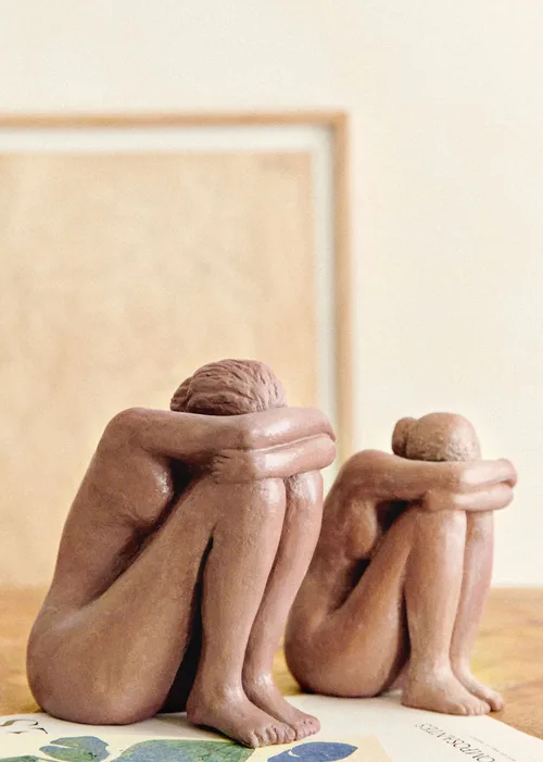 Sculpture Guénolée Courcoux - Femme assise petit modèle - Terracotta — image 2