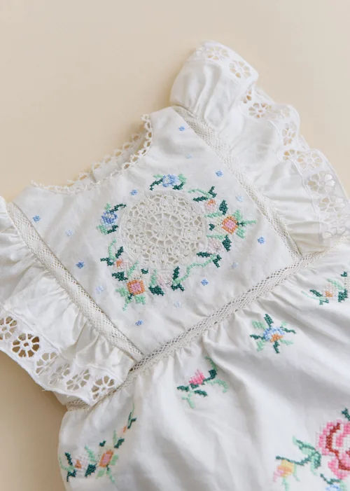 Barboteuse Cassie - Sézane x SEA NY - Broderie Contrastée Mini Multico Fond Écru — image 3