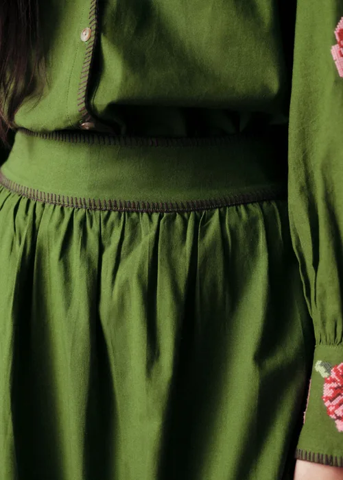Jupe Siloe - Sézane x Baziszt - Fleurs Multico Fond Vert Bambou — image 4