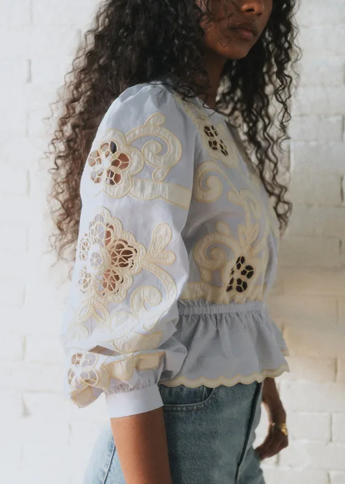 Chemise Avila - Sézane x Sea NY - Broderie Placée Écru Fond Bleu Ciel — image 3