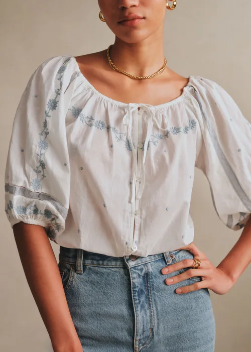Chemise Camelia - Broderie Contrastée Bleu Nuage Fond Écru — image 3