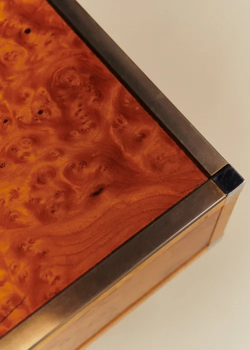 Table basse en loupe d'orme finition laiton et piètement bois - Loupe d'orme — image 3