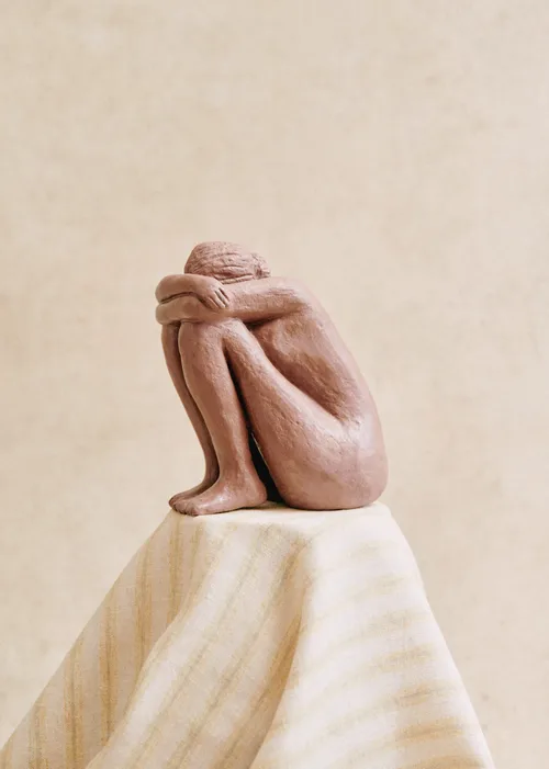 Sculpture Guénolée Courcoux - Femme assise grand modèle - Terracotta — image 3