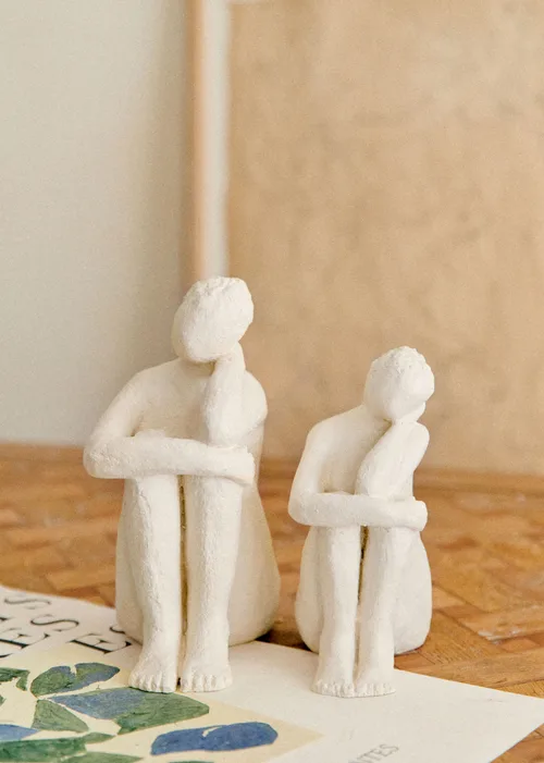Sculpture Guénolée Courcoux - Femme dans ses pensées petit modèle - Ecru — image 2