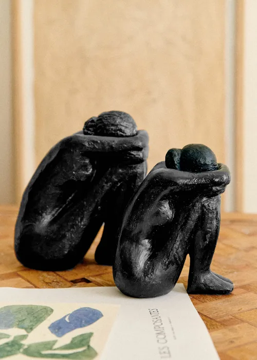Sculpture Guénolée Courcoux - Femme assise grand modèle - Noir — image 4
