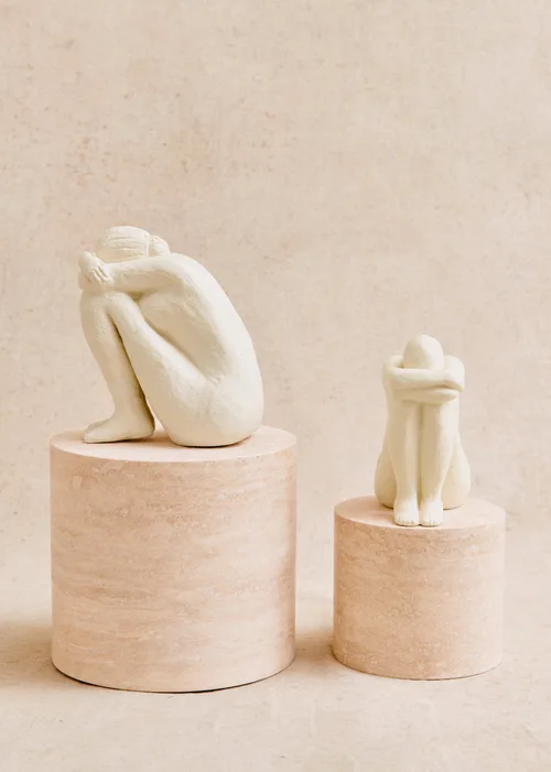 Sculpture Guénolée Courcoux - Femme assise petit modèle - Ecru — image 4