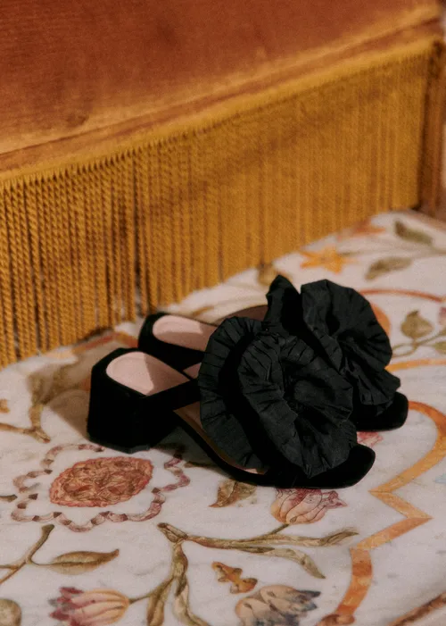 Sandales Renée - CFM Souliers x Editions Sézane - Velours Et Satin Noir — image 4