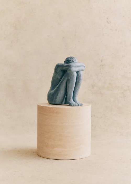 Sculpture Guénolée Courcoux - Femme assise grand modèle - Bleu Gris — image 5