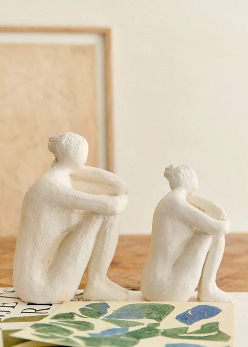 Sculpture Guénolée Courcoux - Femme dans ses pensées petit modèle - Ecru — image 1