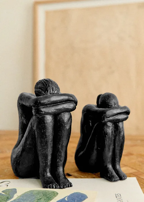 Sculpture Guénolée Courcoux - Femme assise grand modèle - Noir — image 6