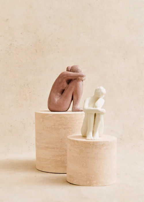 Sculpture Guénolée Courcoux - Femme dans ses pensées petit modèle - Ecru — image 4