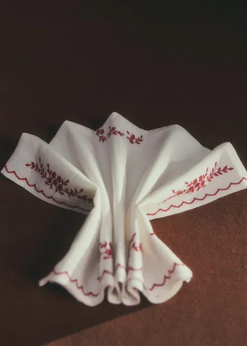 Set de 2 serviettes brodées - Ecru et Framboise — image 3