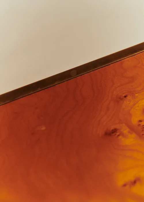 Table basse vintage en loupe d'orme finition laiton - Loupe d'orme — image 4