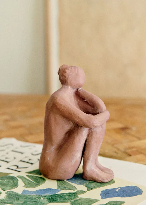 Sculpture Guénolée Courcoux - Femme dans ses pensées petit modèle - Terracotta — image 4
