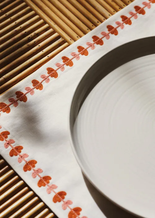 Sets de table brodés - Liseré floral - Blush et Caramel — image 3