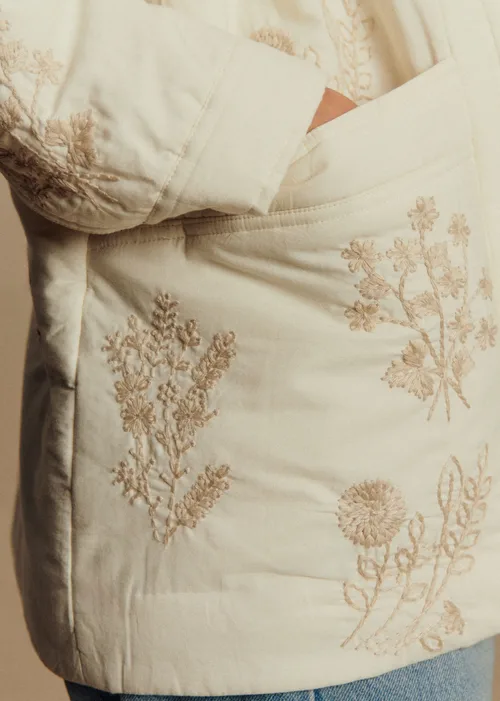 Veste Will - Sézane x Baziszt - Primerose Ecru Fond Beige — image 3