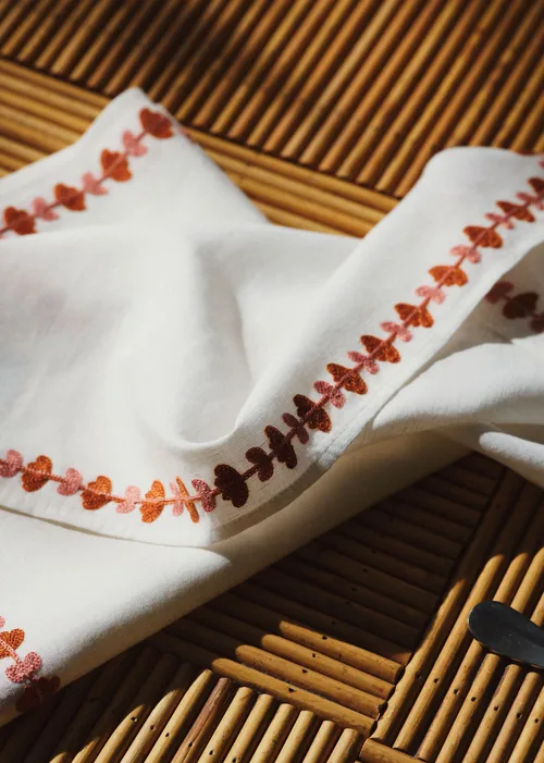 Set de 2 serviettes brodées - Liseré floral - Blush et Caramel — image 3