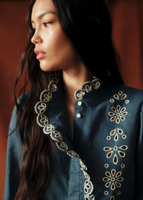 Chemise Coline - Sézane x Baziszt - Lia Ecru Fond Indigo — image 3