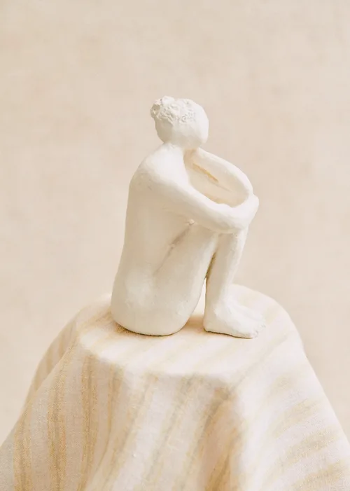 Sculpture Guénolée Courcoux - Femme dans ses pensées petit modèle - Ecru — image 3