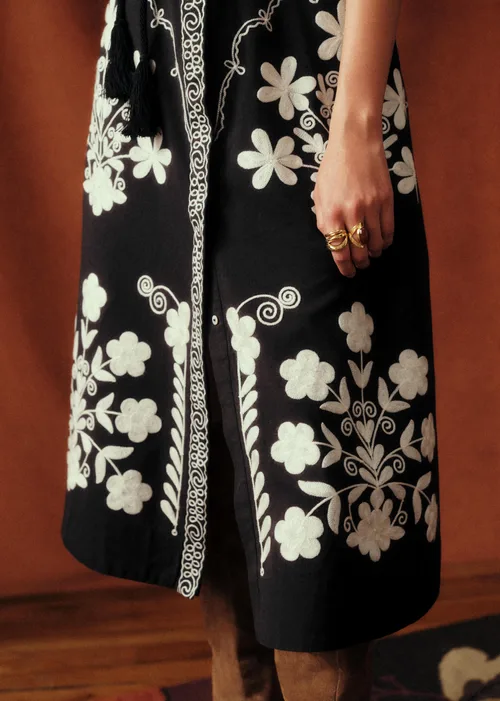 Robe Vera - Sézane x Baziszt - Broderie Folk Crème Fond Ardoise — image 4