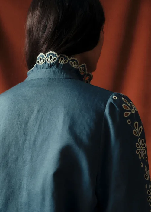 Chemise Coline - Sézane x Baziszt - Lia Ecru Fond Indigo — image 4