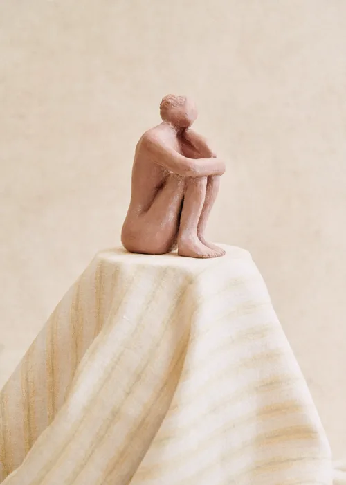 Sculpture Guénolée Courcoux - Femme dans ses pensées petit modèle - Terracotta — image 2
