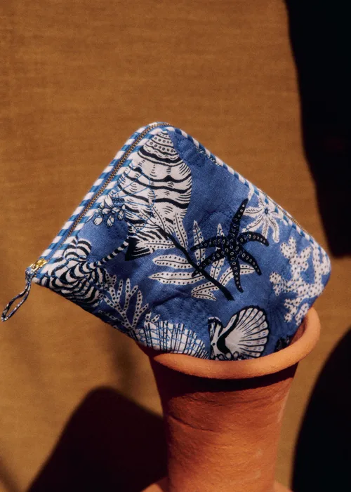 Pochette plage multi-usage - Sézane x Inoui Editions - Imprimé Coquillages Bleu