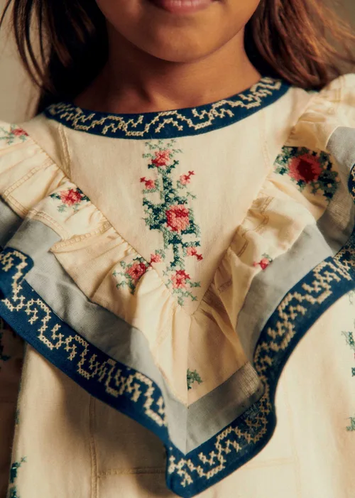 Robe Francyna - Petit Sézane x Baziszt - Patchwork Bico Ecru Bleu — image 4