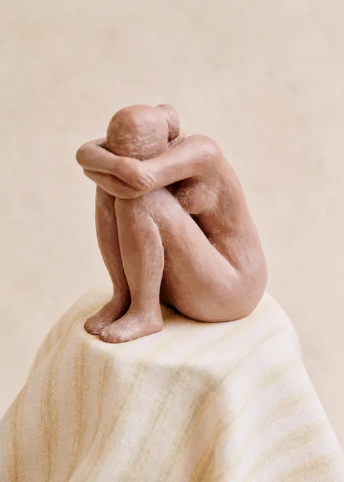 Sculpture Guénolée Courcoux - Femme assise petit modèle - Terracotta — image 3