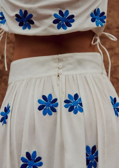 Jupe Arianna - Broderie Contrastée Ancolie Bleu Fond Ecru — image 3