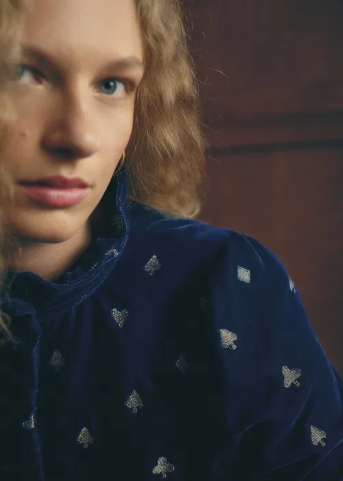 Chemise Ambre - Sézane x Antoinette Poisson - Broderie Cartes Bronze Fond Marine — image 3