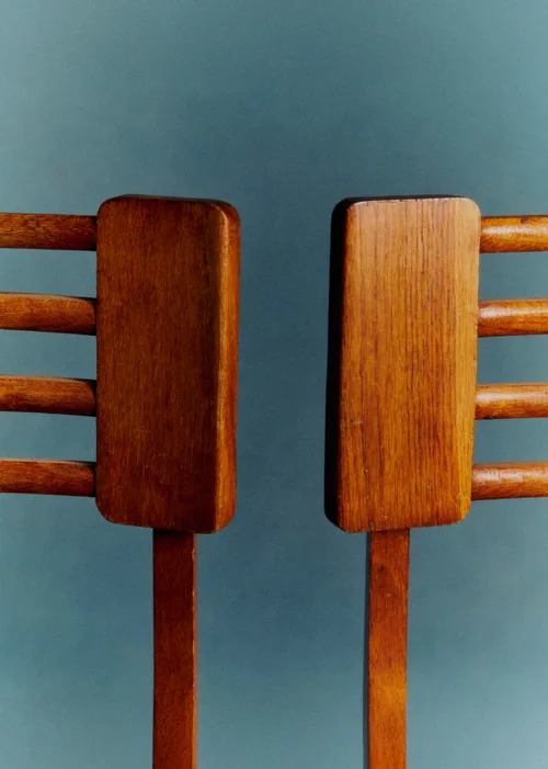 Paire de chaises dans le goût de Pierre Cruège en chêne vernis et rotin tressé années 50 - Chêne — image 5