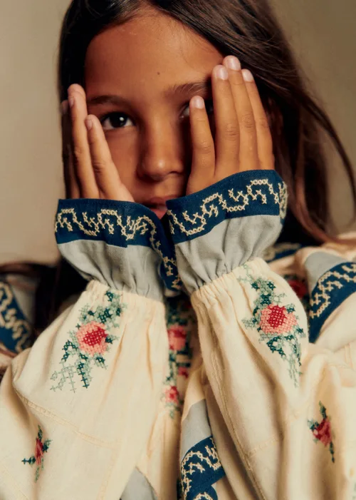 Robe Francyna - Petit Sézane x Baziszt - Patchwork Bico Ecru Bleu — image 3