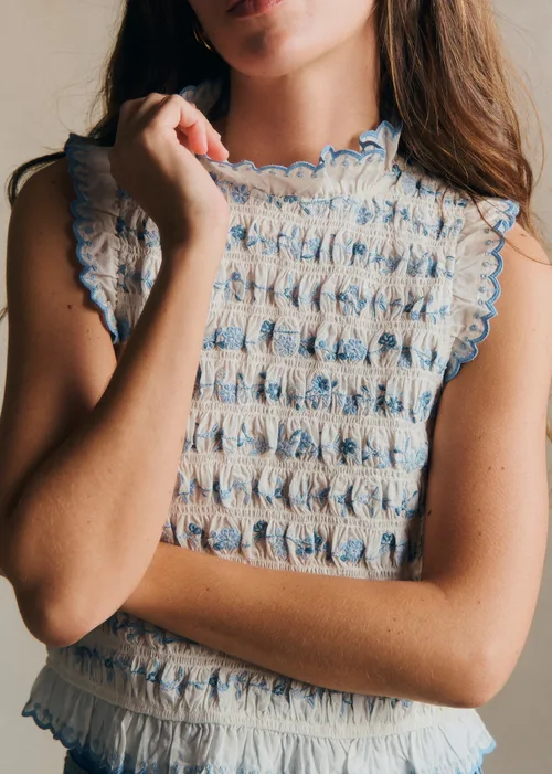 Blouse Samona - Broderie Contrastée Bleu Fond Ecru — image 3