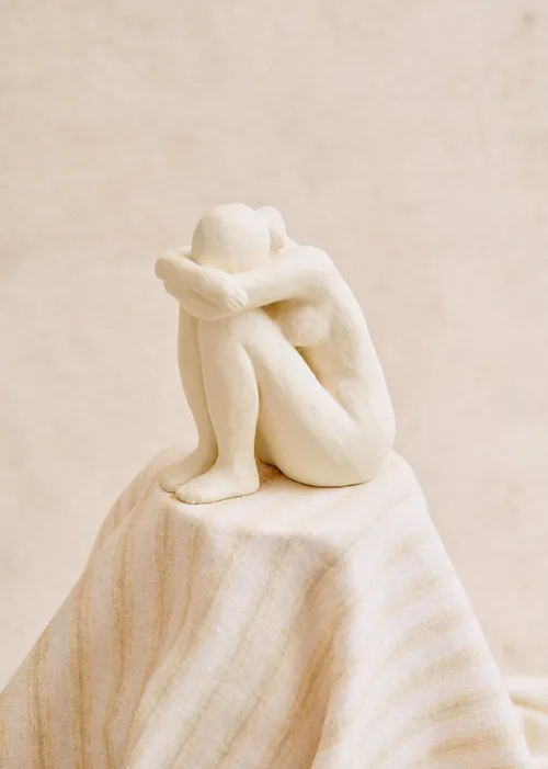 Sculpture Guénolée Courcoux - Femme assise petit modèle - Ecru — image 3