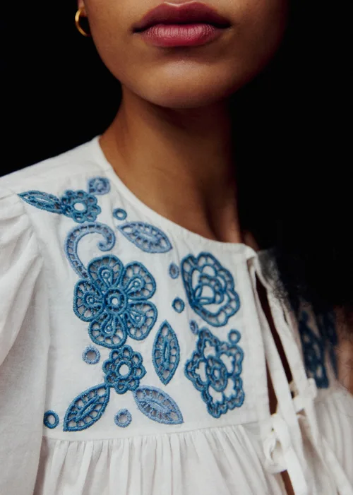 Chemise Alixia - Broderie placée Bleu Ocre Fond Ecru — image 4
