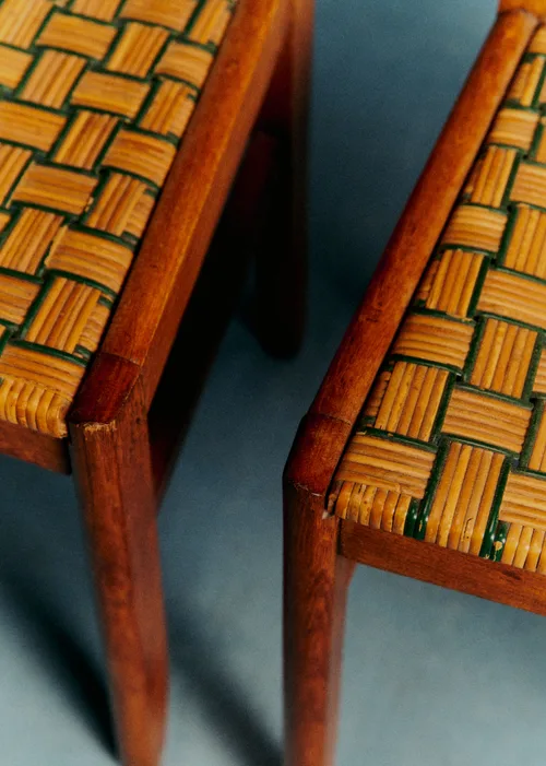 Paire de chaises dans le goût de Pierre Cruège en chêne vernis et rotin tressé années 50 - Chêne — image 4