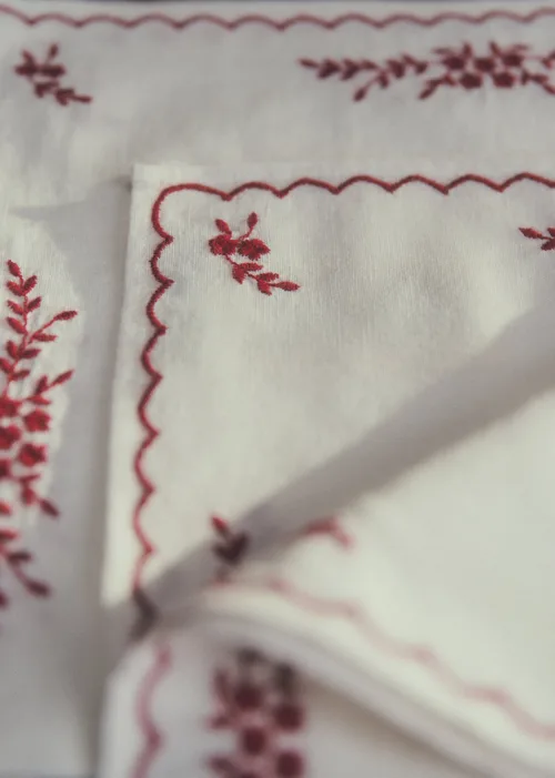 Set de 2 serviettes brodées - Ecru et Framboise — image 2